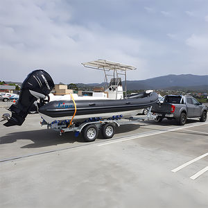 bateau pneumatique hors-bord
