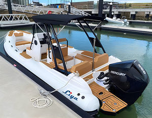 bateau pneumatique hors-bord
