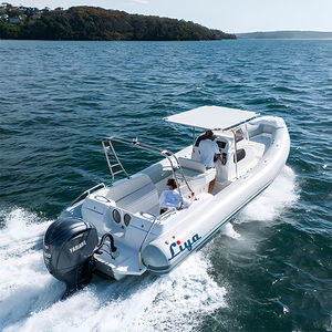 bateau pneumatique hors-bord