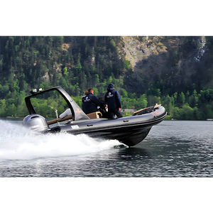 bateau pneumatique hors-bord