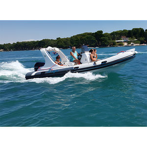 bateau pneumatique hors-bord