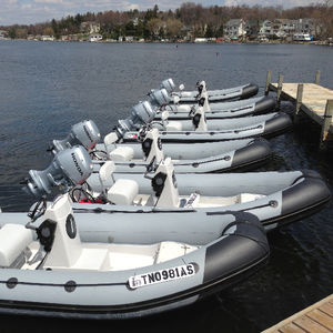 bateau pneumatique hors-bord