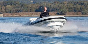 bateau pneumatique in-bord