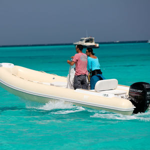 bateau pneumatique hors-bord