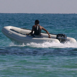 bateau pneumatique hors-bord