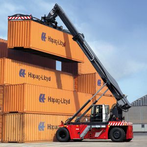 reach-stacker prise par dessus