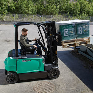 chariot élévateur pour chantier naval 1