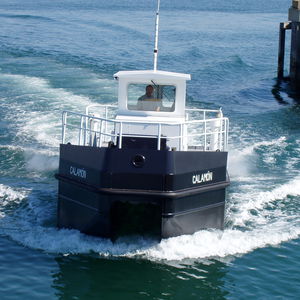bateau de récupération des hydrocarbures