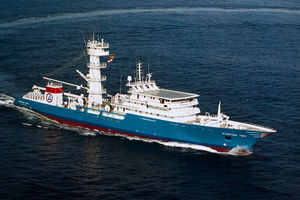 navire de pêche professionnelle thonier senneur 1