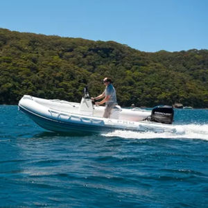 bateau pneumatique hors-bord