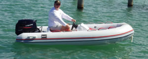 bateau pneumatique hors-bord