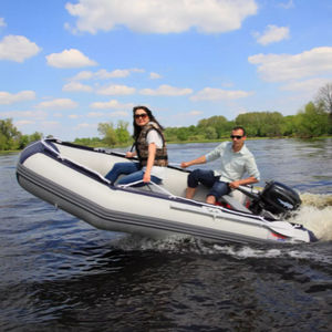 bateau pneumatique hors-bord