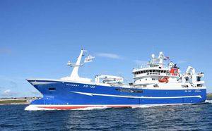 navire de pêche professionnelle chalutier 1