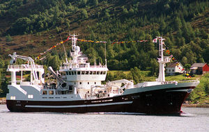 navire de pêche thonier senneur