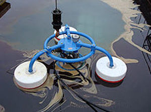 écrémeur d'hydrocarbures à déversoir