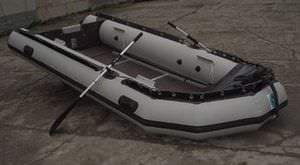 bateau pneumatique hors-bord