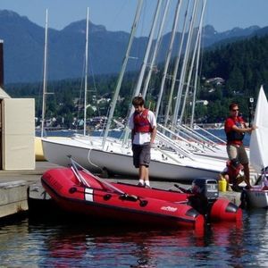 bateau pneumatique hors-bord
