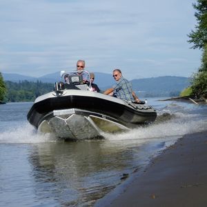 bateau pneumatique hors-bord
