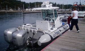 bateau pneumatique hors-bord