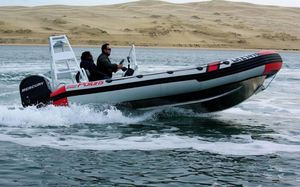 bateau pneumatique hors-bord