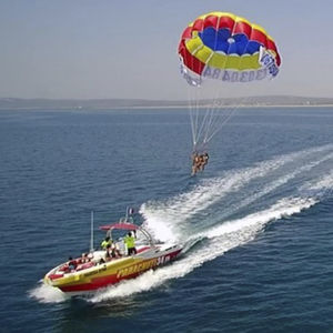 bateau de parachute ascensionnel in-bord / à console centrale / max. 15 personnes