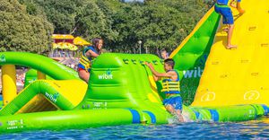 jeu aquatique rampe / gonflable