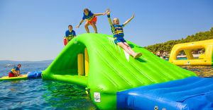 jeu aquatique toboggan / gonflable