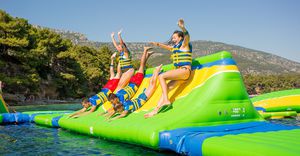 jeu aquatique rampe / gonflable