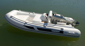 bateau pneumatique hors-bord