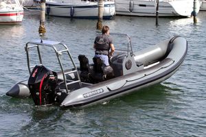 bateau pneumatique hors-bord