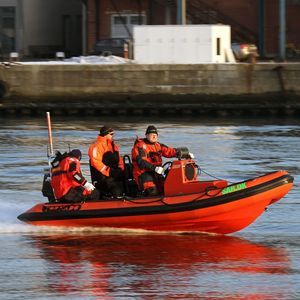 bateau pneumatique hors-bord