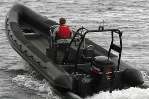 bateau pneumatique hors-bord
