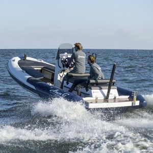 bateau pneumatique in-bord 1