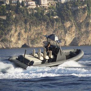 bateau pneumatique in-bord