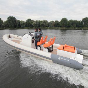bateau pneumatique in-bord 1