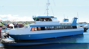 ferry à passagers en acier