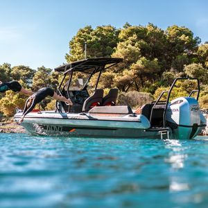 bateau pneumatique hors-bord