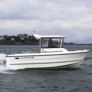 bateau de pêche-promenade hors-bord / avec timonerie / max. 7 personnes