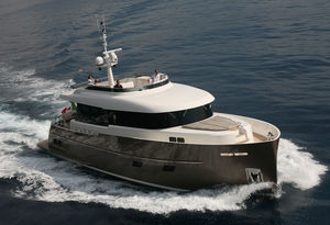 motor-yacht de croisière / à fly / coque à déplacement / 3 cabines