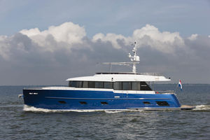 motor-yacht de croisière / à fly / coque à déplacement / 4 cabines