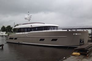motor-yacht de croisière / à fly / coque à déplacement / 3 cabines