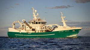 navire de pêche professionnelle thonier senneur