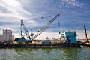 navire spécial barge grue