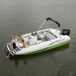 deck-boat hors-bord