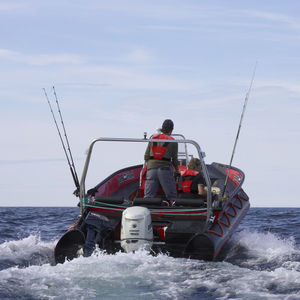 bateau pneumatique hors-bord