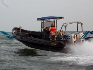 bateau pneumatique hors-bord