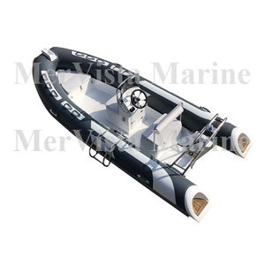 bateau pneumatique hors-bord