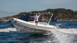 bateau pneumatique hors-bord