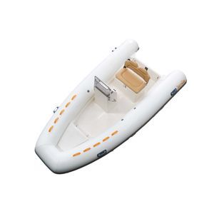 bateau pneumatique hors-bord