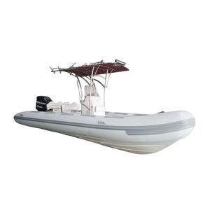 bateau pneumatique hors-bord